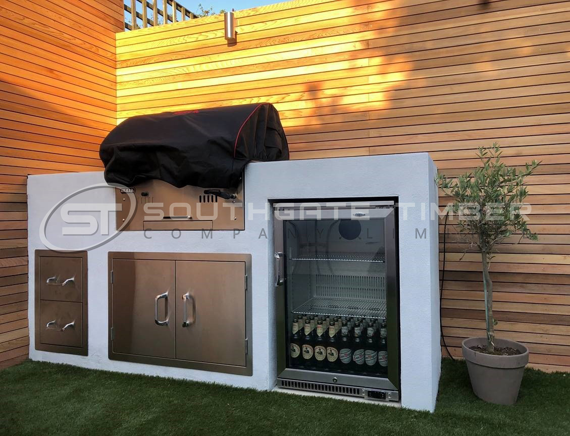 Modern outdoor kitchen framed by Western Red Cedar 20 × 45 mm timber fencing from Southgate Timber, highlighting its rich natural tone and smooth grain. This best-selling product is included in Southgate Timber’s current November special offers.