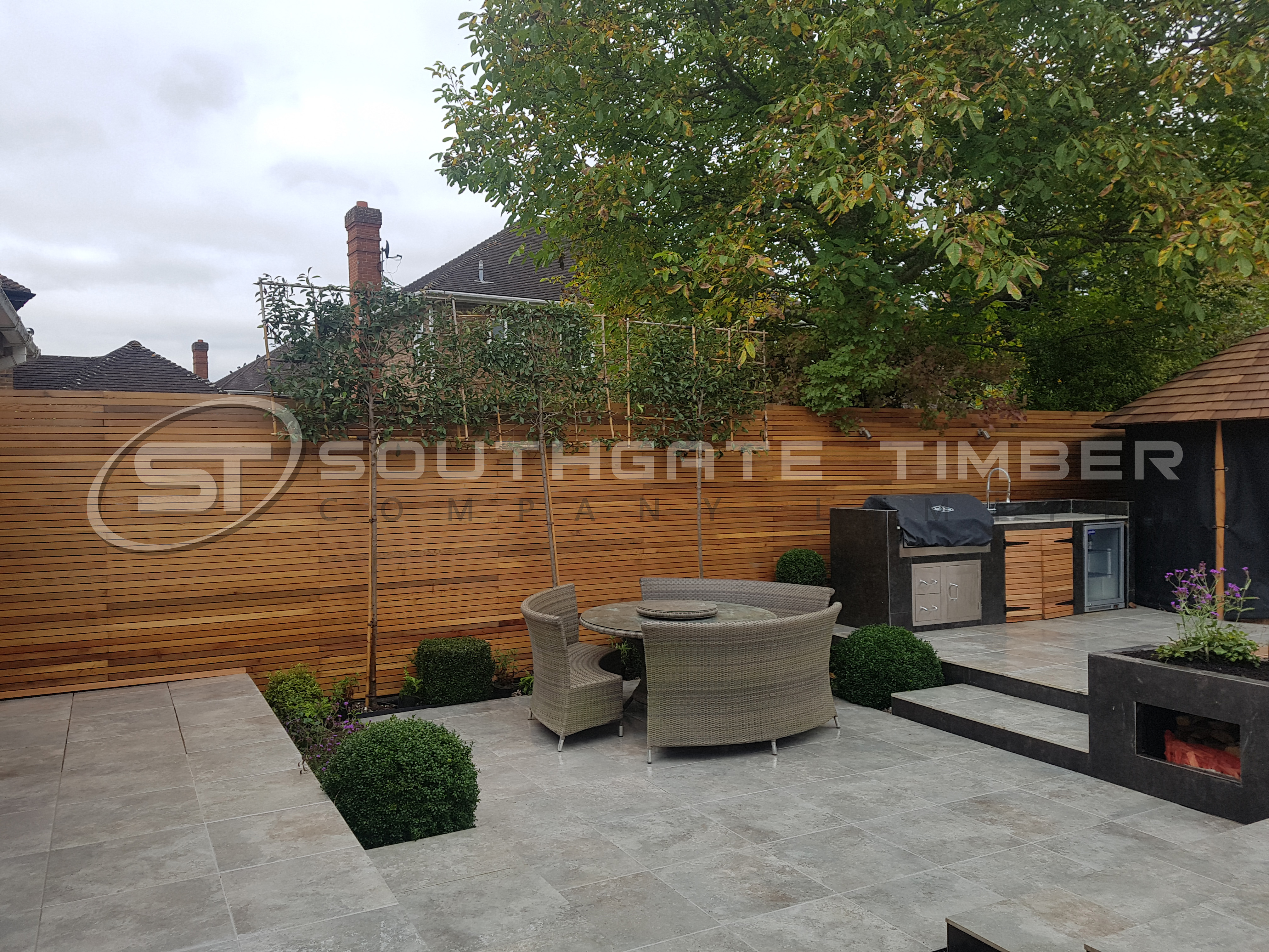 Western Red Cedar PAR fencing 20x45mm slatted garden screen with modern outdoor patio
