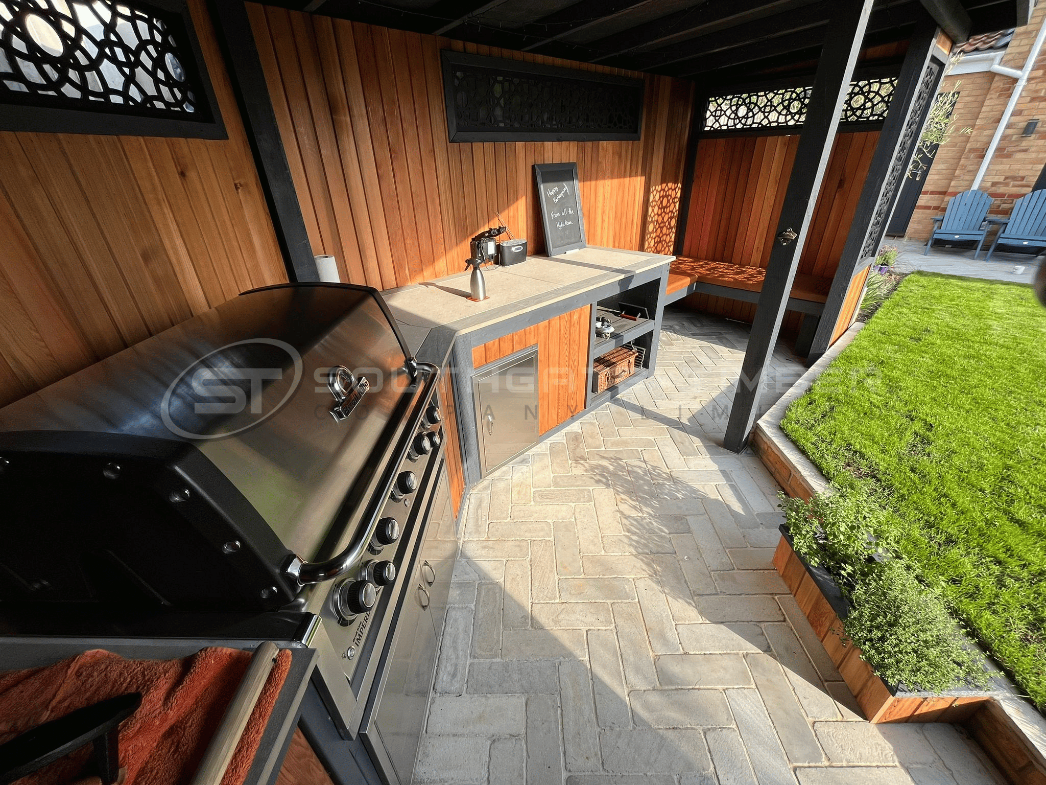 Western Red Cedar cladding creating a contemporary outdoor kitchen and garden entertaining space